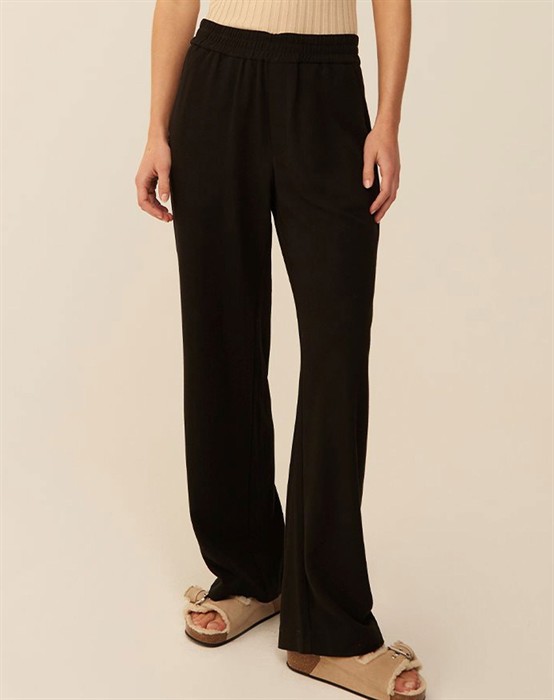 Phillipa Edviwa Bukser